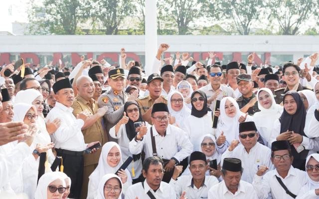 Bupati Karawang Serahkan Kepbup Penyesuaian Masa Anggota BPD Tahun 2024