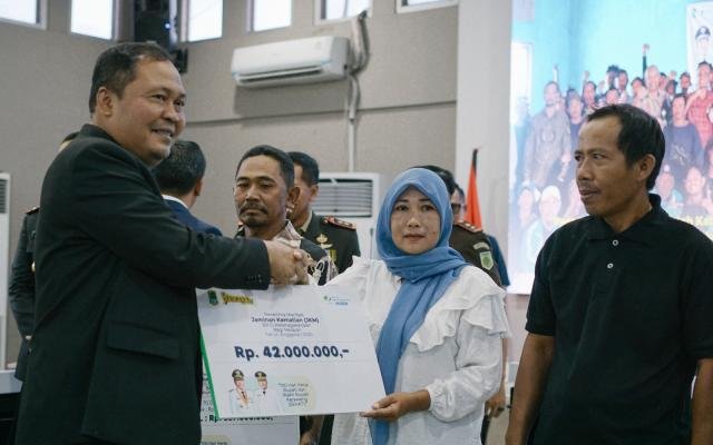 Pemkab Karawang Serahkan Bantuan Beasiswa, Jaminan Ketenagakerjaan Hingga Perpustakan Digital Desa Untuk Masyarakat